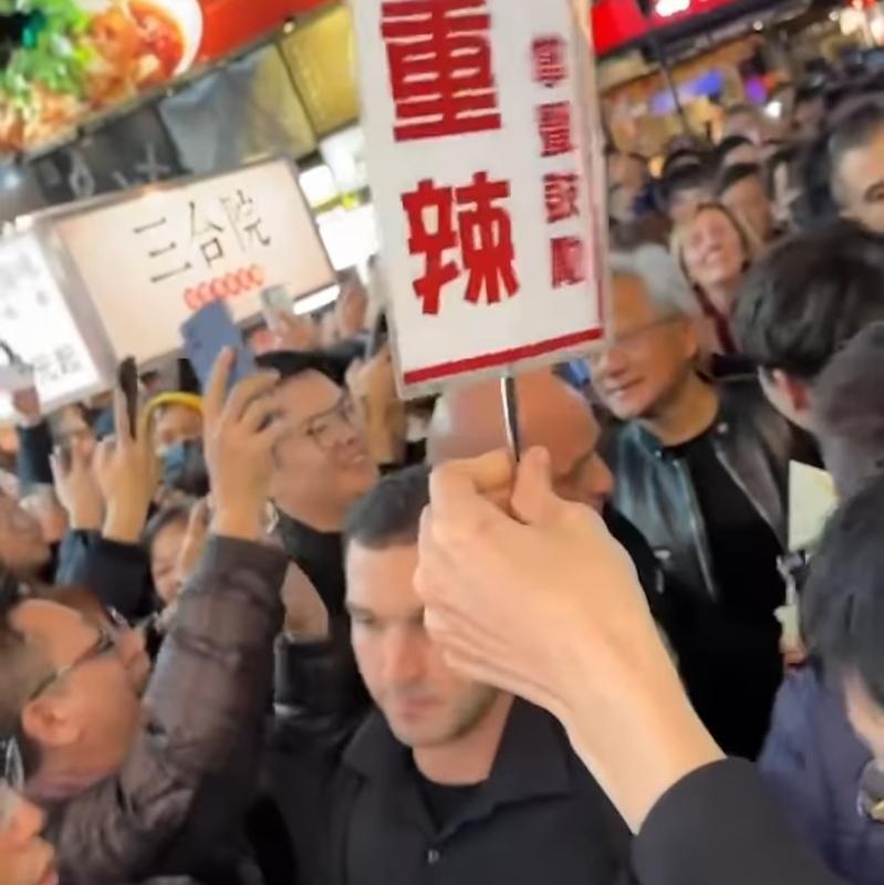 輝達執行長黃仁勳原欲逛台中逢甲夜市，卻被台中人擠到完全無法逛，甚至有民眾上前討錢。 圖：翻攝自Threads