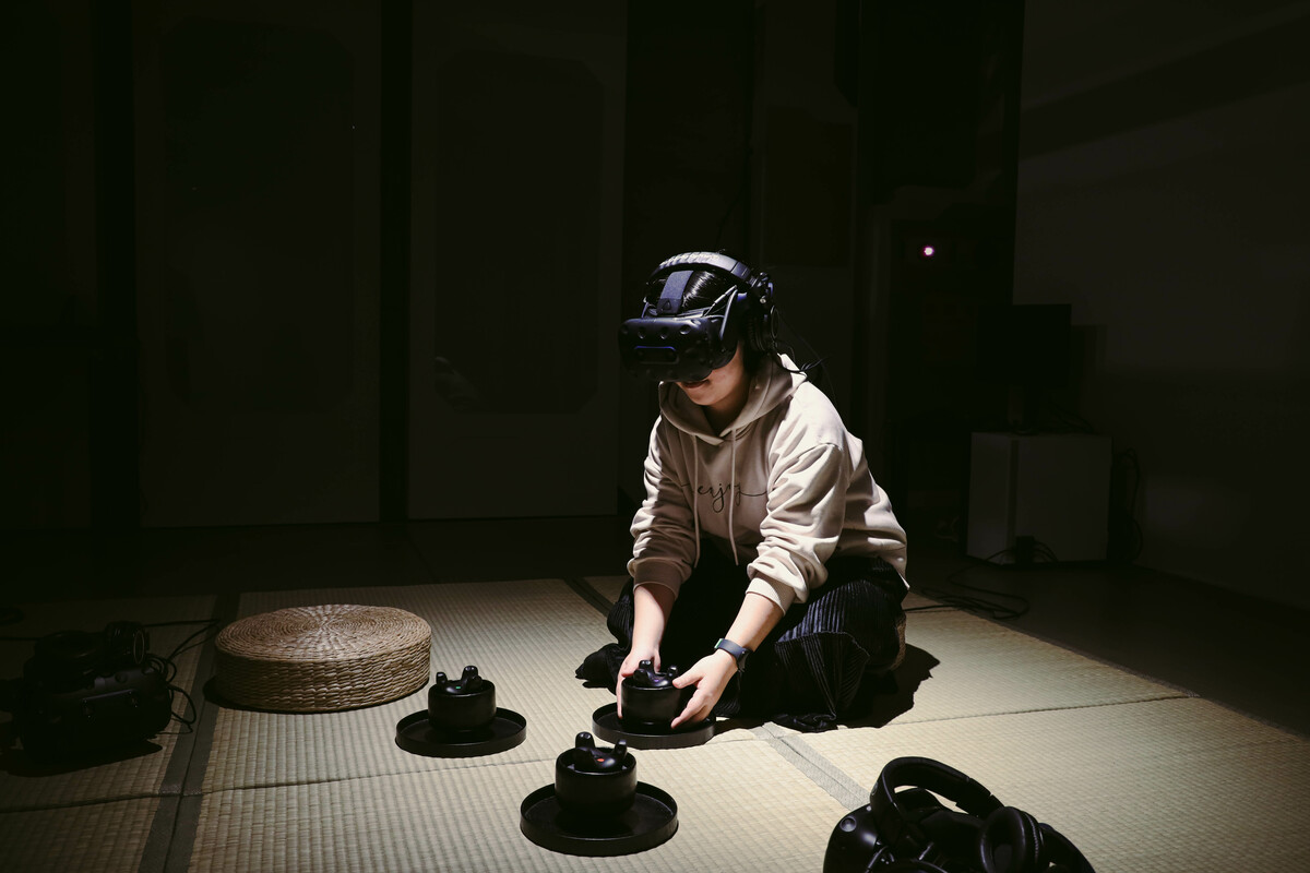 《茶道小精靈》互動VR讓參與者透過裝有VIVE移動定位器的茶碗與小精靈互動。 圖：高雄市文化局提供