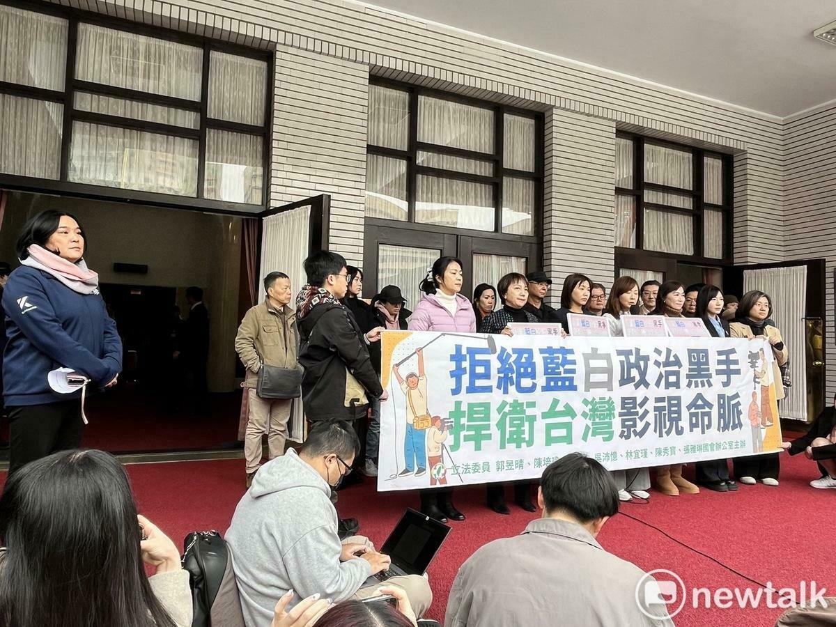 民進黨立委等人邀集影視圈代表召開記者會，不料遭藍委陳玉珍盯哨，最終引發互嗆。 圖：金大鈞/攝