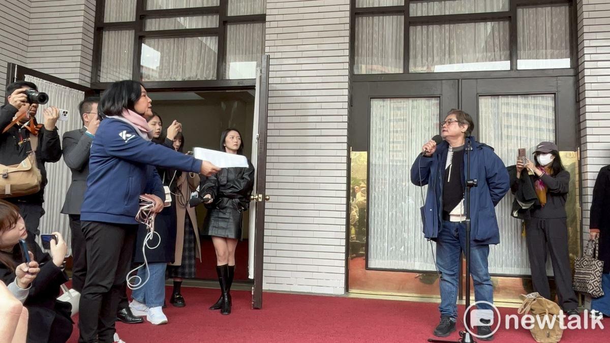 民團「珍重再見」宣布將以「新制」推動罷免陳玉珍（左），曾和陳玉珍槓上的導演陳世杰（右）直呼「太爽了」，一定為罷團拍片「快來找我、手好癢啊⋯⋯」。 圖：金大鈞/攝（資料照）