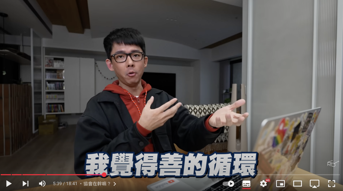 他坦言，「有時候也會覺得蠻累，尤其是本業很忙的時候，但我想要創造善的循環。」 圖：攝自YouTube／阿滴英文
