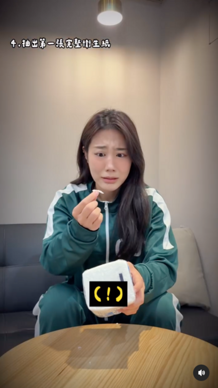 前面關卡金針菇都順利通過，不過到了最後一關，儘管她已經相當小心翼翼，仍只扯出一小截衛生紙，慘遭「淘汰」。 圖：翻攝自金針菇IG