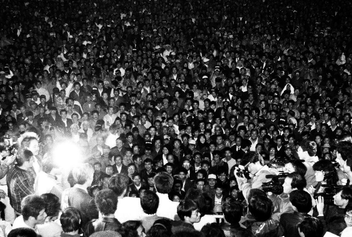1989 年郭倍宏出現在中和體育場，現場超過千位警察，郭倍宏演講後，現場燈光一暗，再亮起時，眾人戴上黑名單面，掩護郭倍宏離開。 圖：邱萬興攝