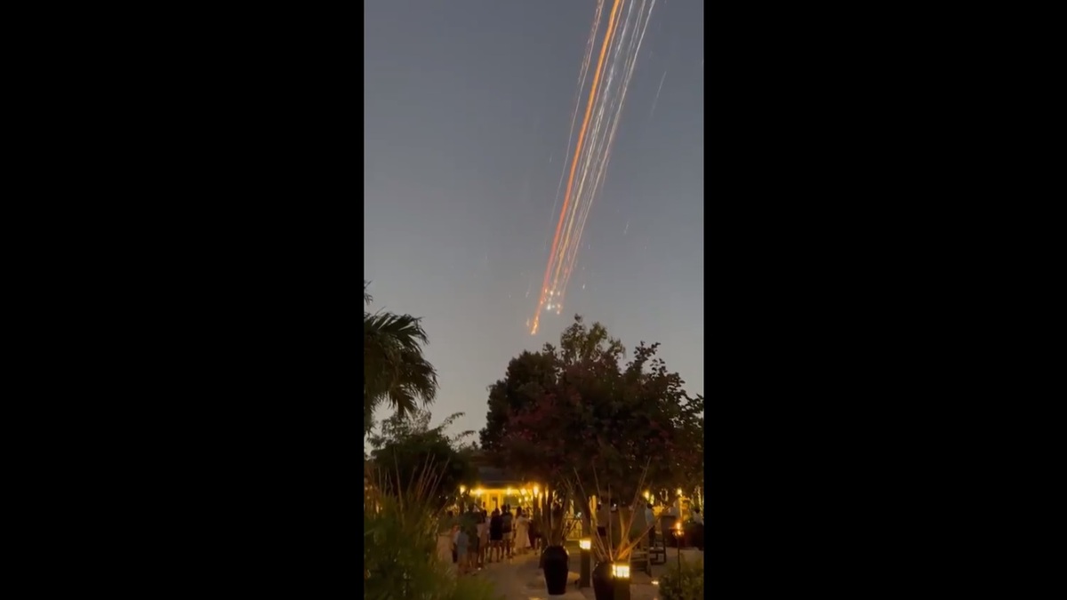 美國太空公司 SpaceX 於當地時間 16 日進行第七次星艦試飛任務，但僅有火箭助推器成功回收，星艦本體則在升空過程中意外解體，碎片落入墨西哥灣中。 圖：擷取自 @Israelwaronhama X 分享影片