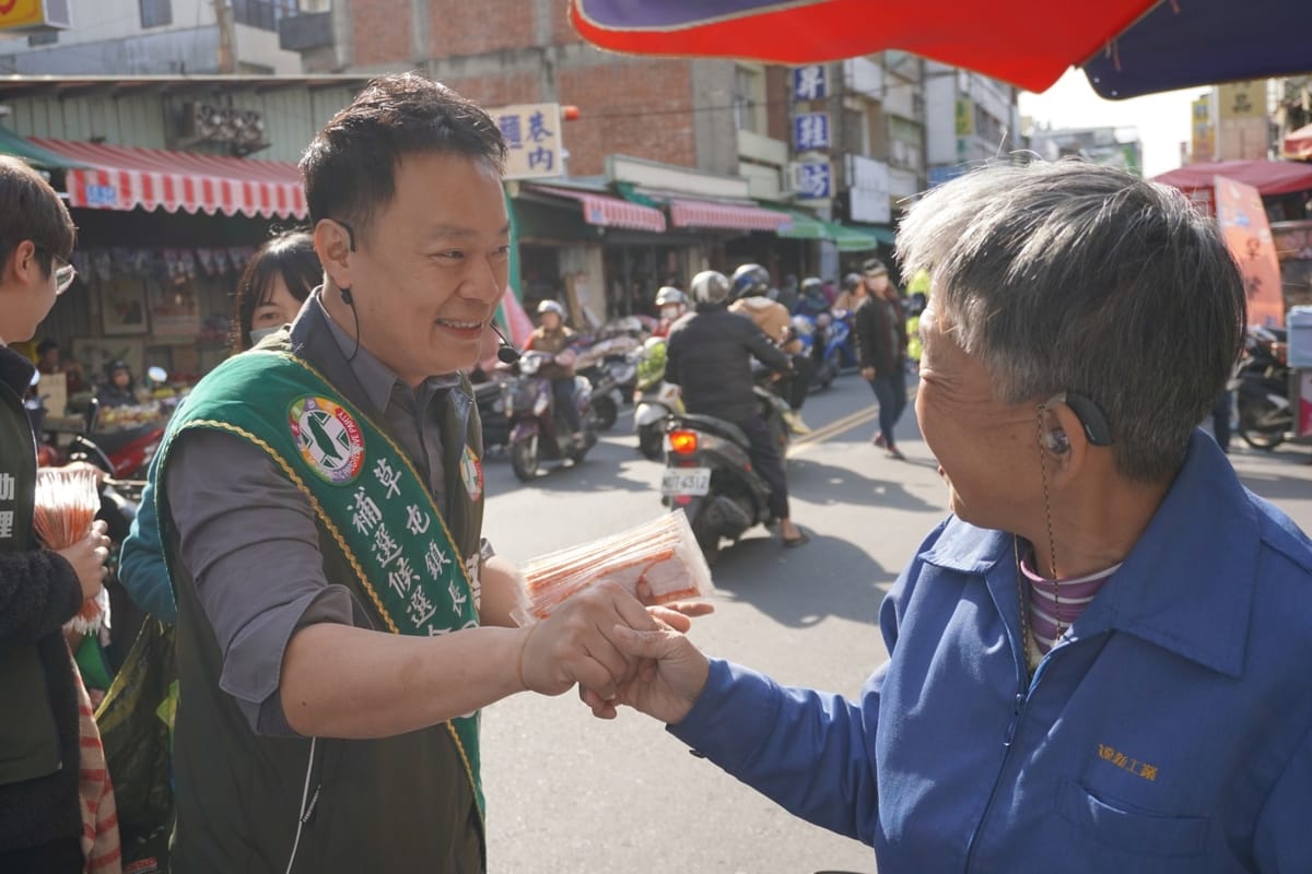 南投縣草屯鎮長補選將於明日投票，民進黨候選人蔡銘軒近來持續衝刺。 圖：翻攝自蔡銘軒臉書