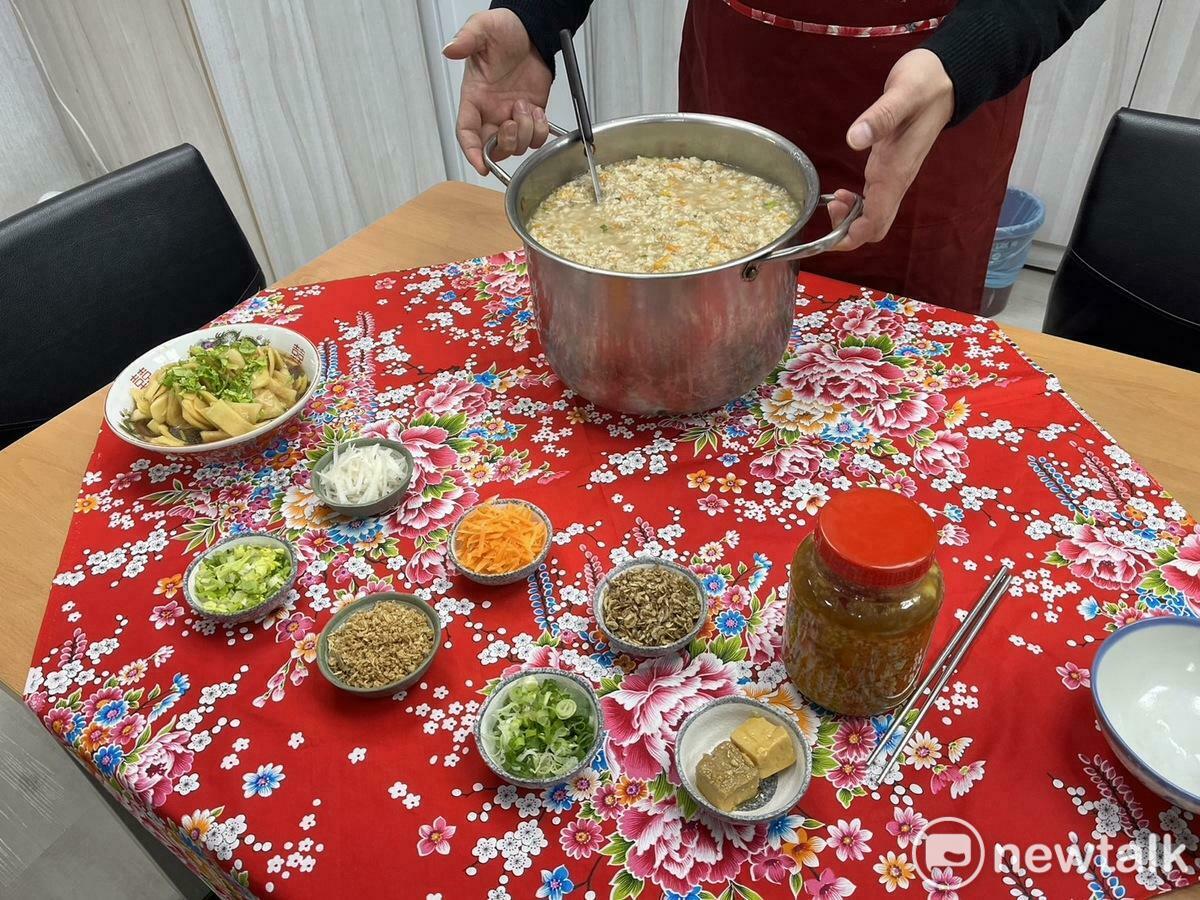 民進黨立委陳俊宇介紹平安粥基本食材。 圖：金大鈞/攝
