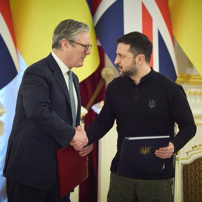 英國首相斯塔默於當地時間 16 日拜訪基輔，並與烏克蘭總統澤連斯基簽署了為期 100 年的伙伴合作協議，並承諾向烏克蘭提供價值 66 億美元的軍事援助。 圖：翻攝自 NEXTA X 帳號
