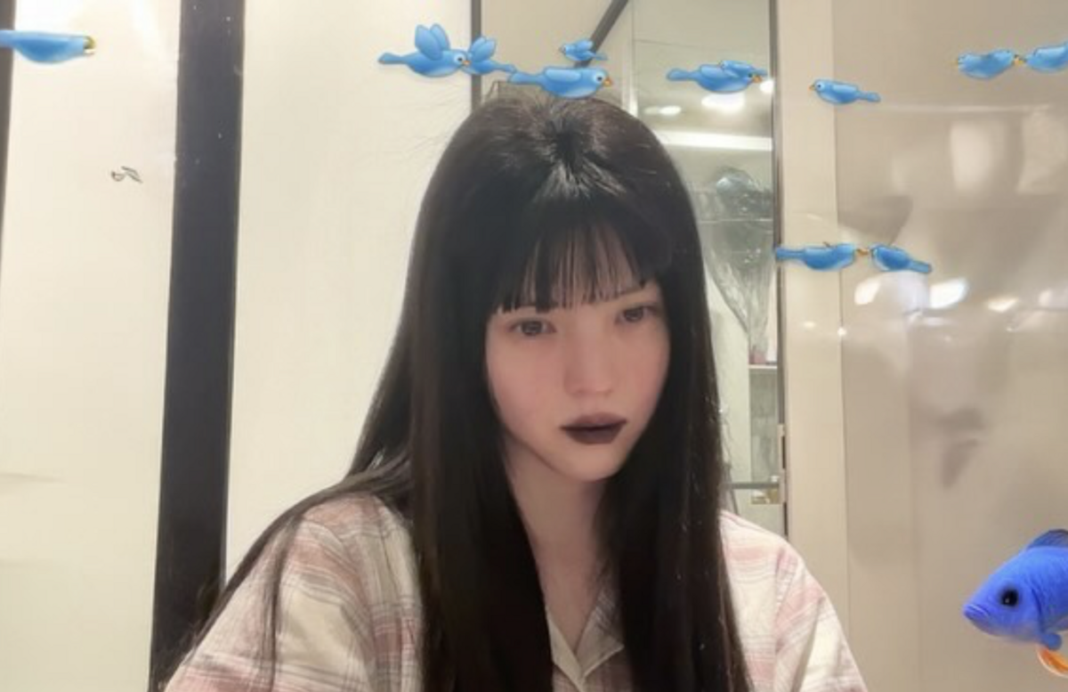 韓韶禧過去在造型上一直勇於嘗試，曾經以黑色唇色和厭世風格亮相。 圖：攝自IG／xeesoxee