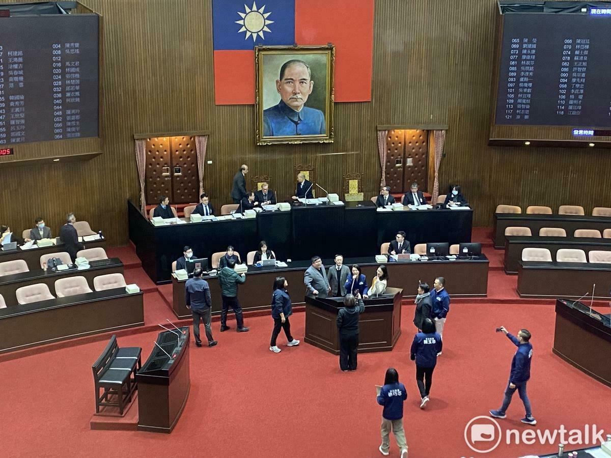 立法院17日進行總預算表決，藍白聯手今年度總預算案歲出通刪總數至少939億元。 圖：周煊惠 / 攝