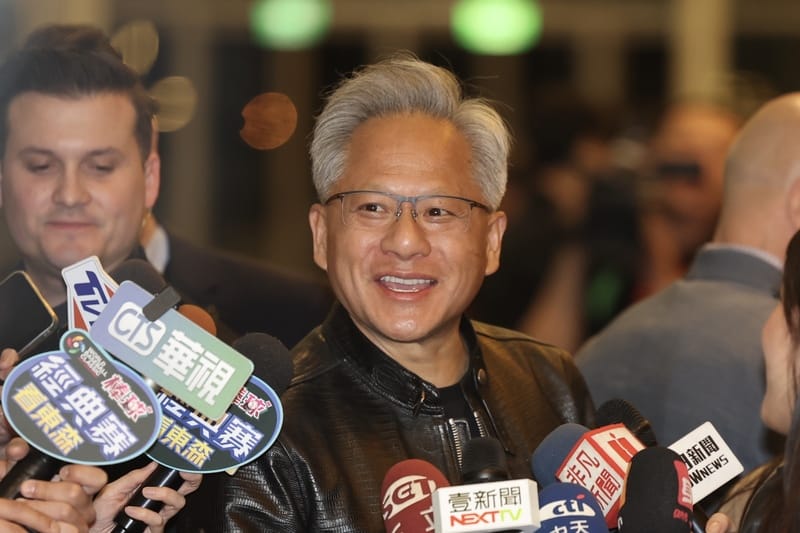 輝達（NVIDIA）執行長黃仁勳（中）17日晚間在台北南港展覽館結束代工廠緯創尾牙行程，隨後趕往輝達台灣分公司尾牙，開心問大家今天剪的髮型好不好看。 圖：中央社