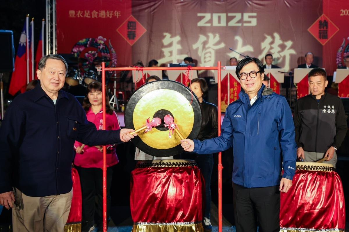 陳其邁(右)與趙怡(左)共同敲鑼擊鼓揭開序幕。 圖：高雄市政府提供