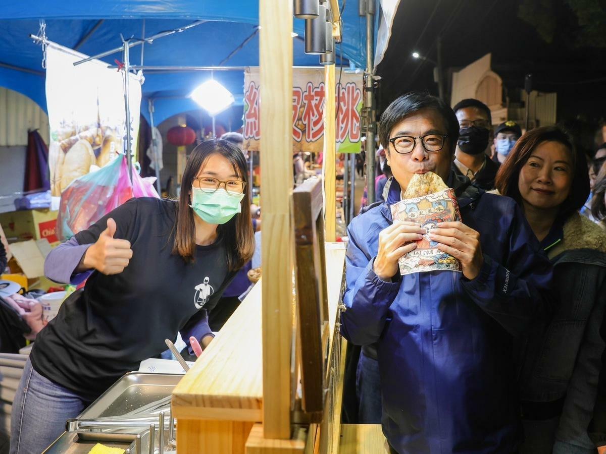 陳其邁(左二)出席左營海軍眷村年貨大街活動，沿途品嚐美食。 圖：高雄市政府提供