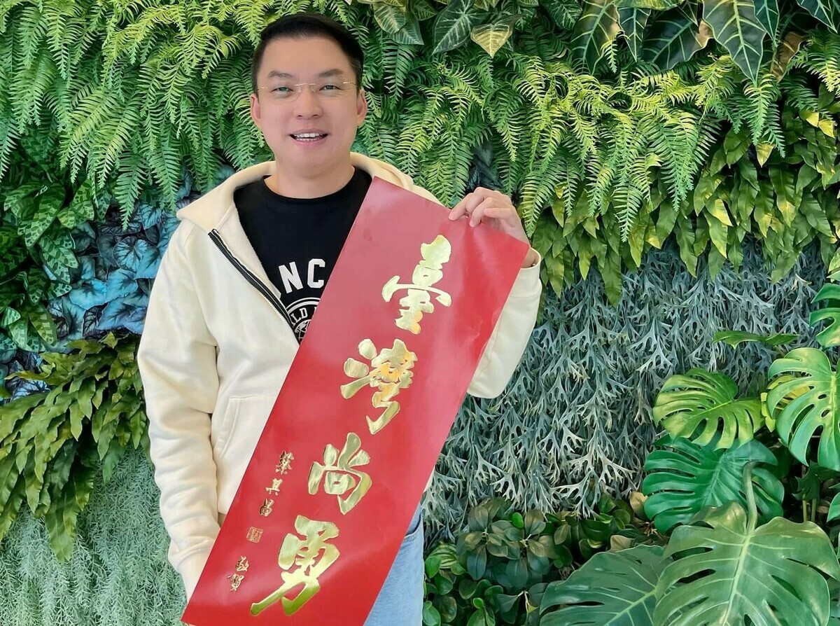 黃文益歡迎民眾到市黨部索取「臺灣尚勇」春聯。 圖：民進黨高雄市黨部提供