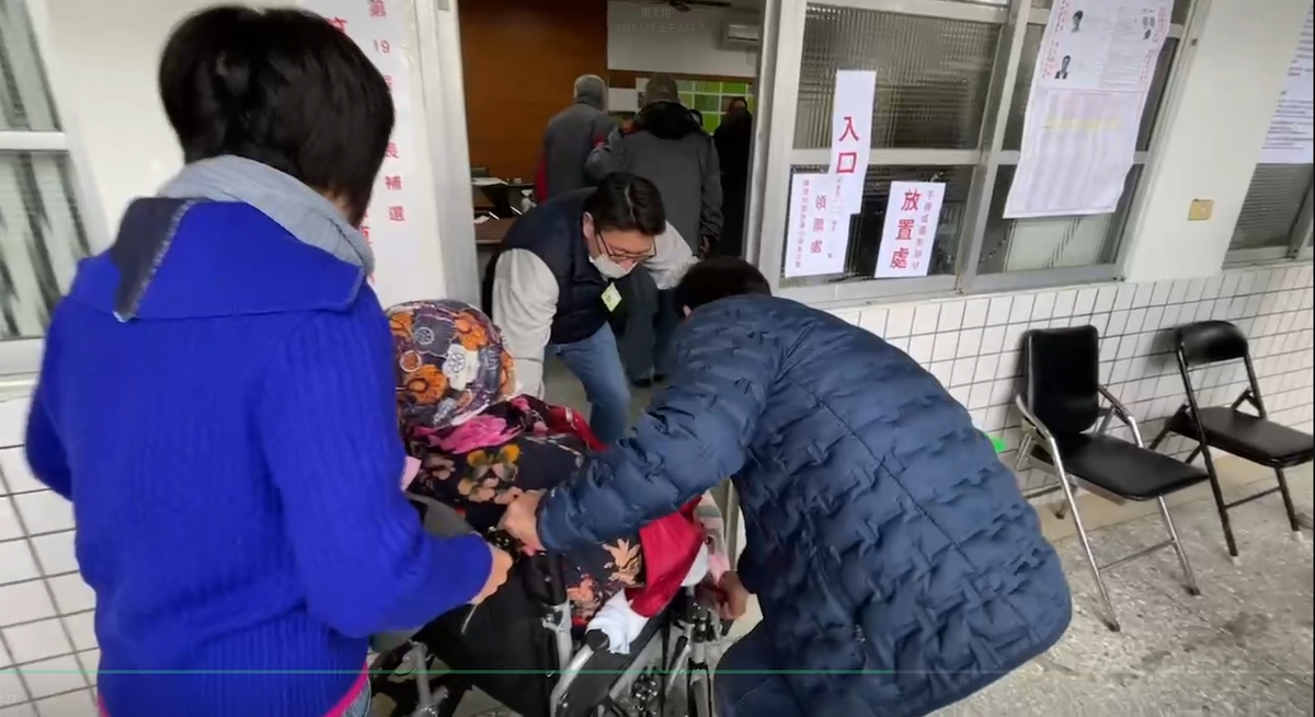 草屯鎮第19屆鎮長補選，代表國民黨參選的簡賜勝以輪椅推母現身投票。