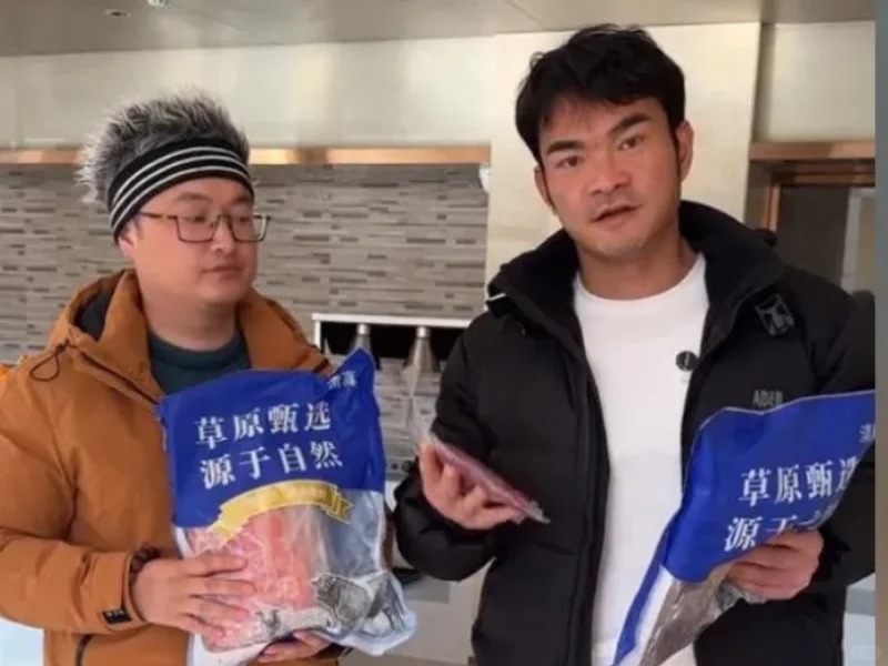 李維剛在道歉影片中表示，他對經銷商的承諾過於信任，未料到消費者會收到假貨。他承諾，所有購買到組合肉的消費者可向網購平台申請退款，他將自掏腰包提供 9 倍賠償，兌現「假一賠十」的承諾。 圖：擷自小紅書