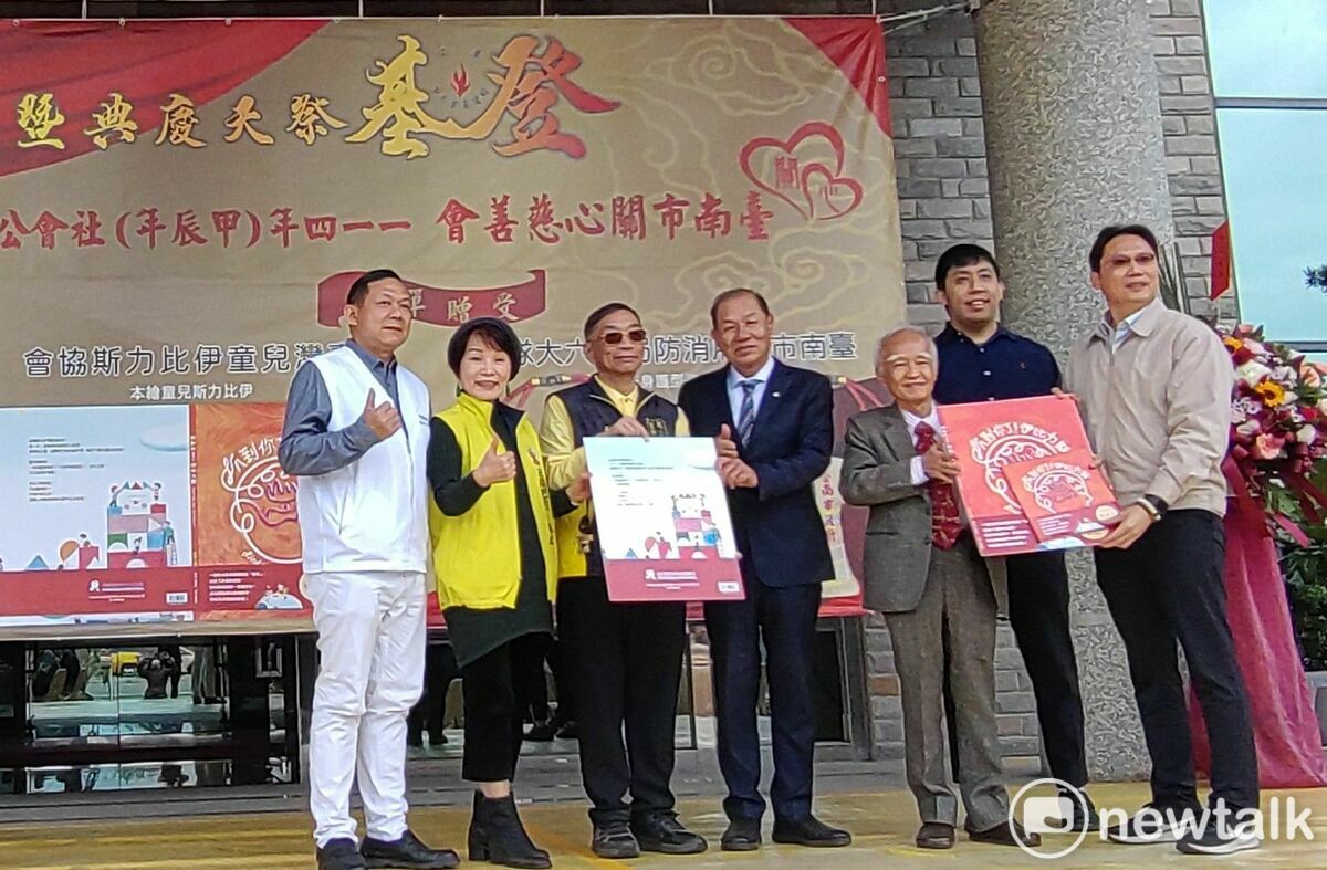 開基中天玄靈寶殿舉行玄靈高上帝關皇聖帝出任中天玉皇大天尊登基慶典暨圓醮殿慶活動，同時舉行「抓到你了！伊比力斯」癲癇繪本捐助儀式，盼能拋磚引玉，一起為營造癲癇友善無礙的社會環境而努力。 圖：黃博郎／攝