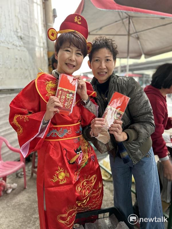 農曆金蛇年到來，立委陳亭妃特別化身「妃妃姐姐」與「妃妃財神」熱鬧迎春，向大家拜年。今日清晨「妃妃財神」首次在台南善化牛墟和善化市場亮相，吸引眾多鄉親熱情圍觀。 圖：陳亭妃服務處提供