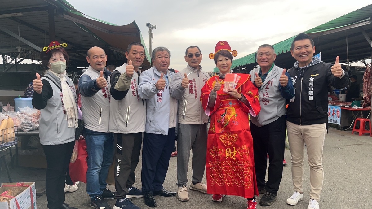 陳亭妃身著喜氣洋洋的財神爺裝扮，市議員李偉智及文昌里李立先里長、頂街里洪秉鴻里長、六分里蘇文俊里長、嘉北里梁楊玉華里長、胡家里陳彥宏里長、胡厝里陳順隆里長、東關里張碩峰里長等多位在地里長一同現身，與民眾熱絡互動、拜年祝福。 圖：陳亭妃服務處提供