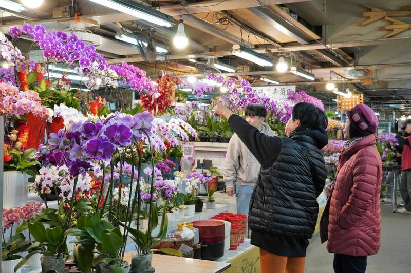 因應春節前龐大花卉需求，即日起至27日止，板橋花卉市場將延長營業時間至晚間8點；除夕前3天營業時間調整為上午9時至晚上10點。 圖：新北市農業處／提供