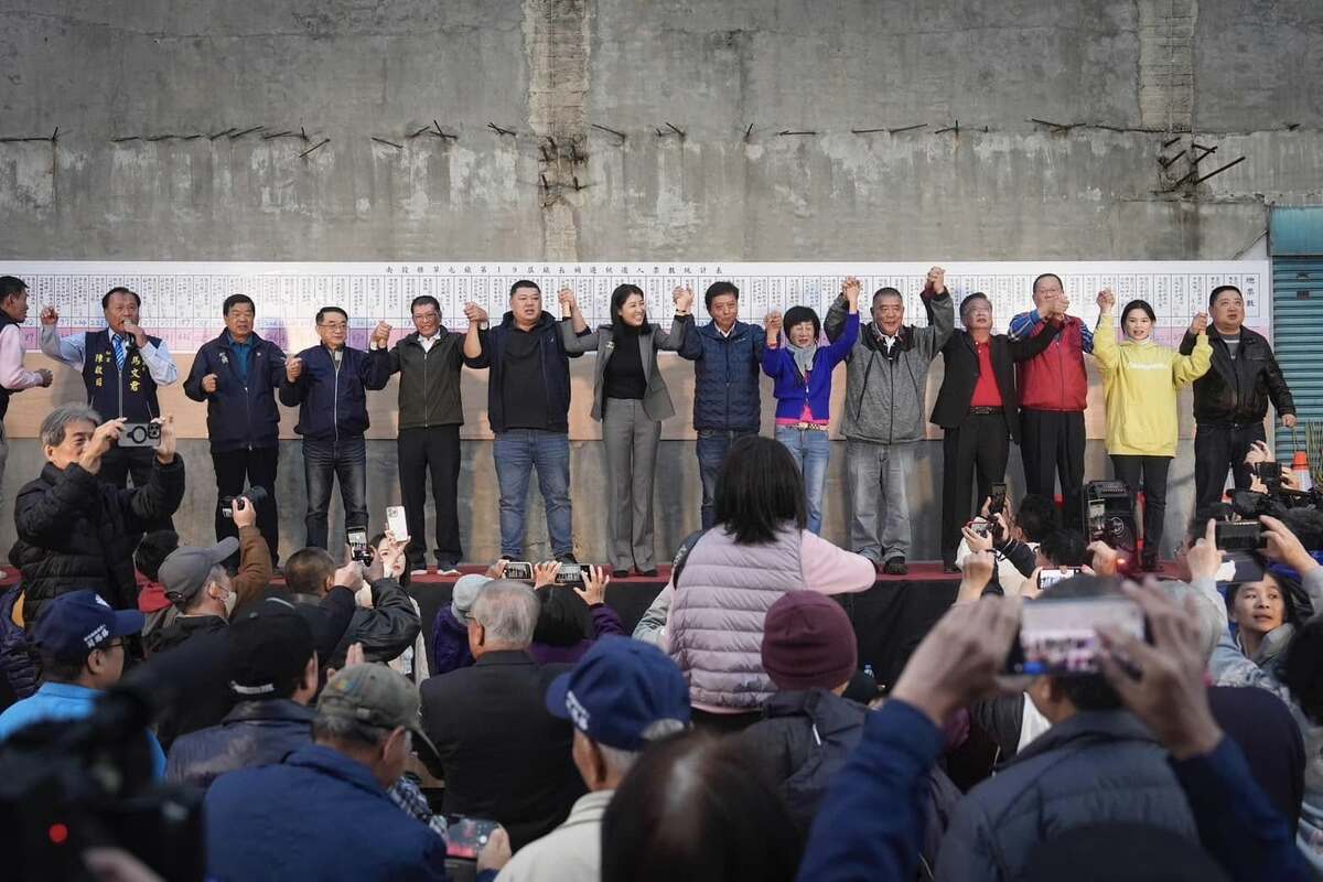 簡賜勝在縣長許淑華等人陪同上台自行宣布當選。 圖:翻攝簡賜勝臉書