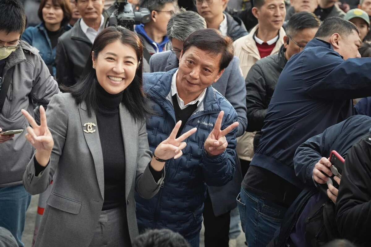 南投縣草屯鎮長補選18日投開票，由國民黨籍候選人簡賜勝（右）傍晚已自行宣布當選。左為南投縣長許淑華。 圖:翻攝簡賜勝臉書