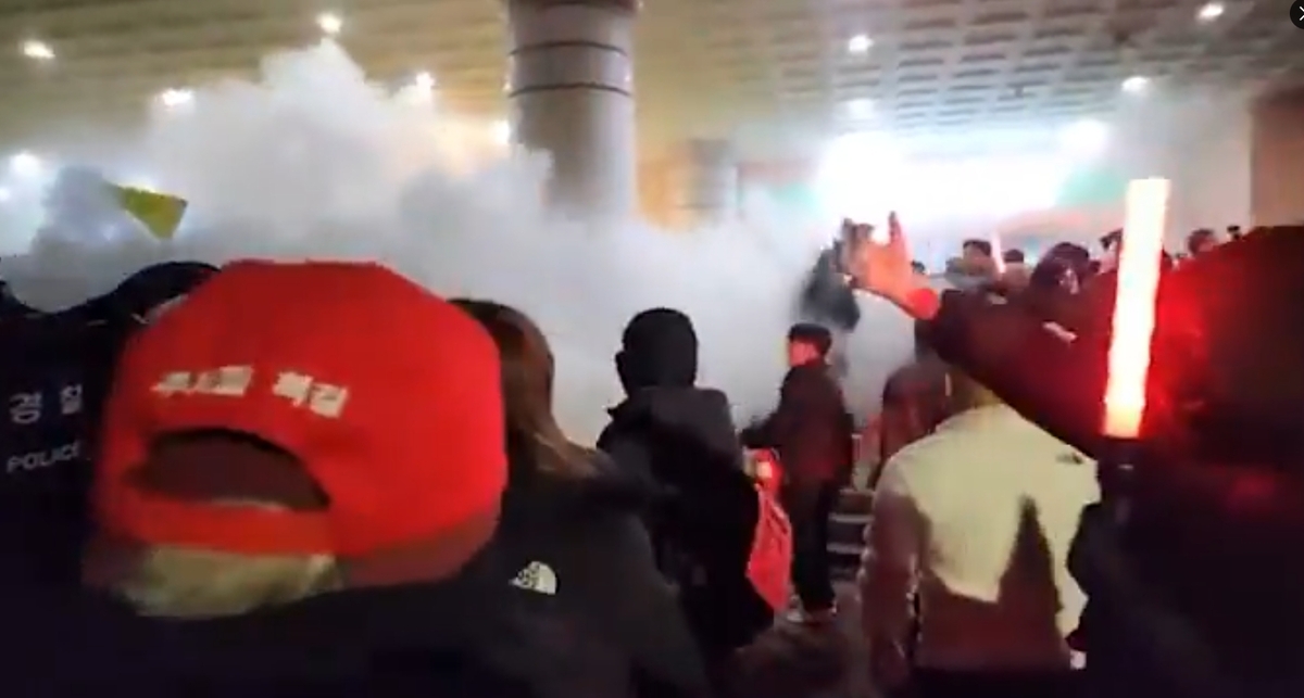 尹錫悅支持者與警方爆發嚴重的肢體衝突。 圖/截取自x平台The National Independent帳號影片