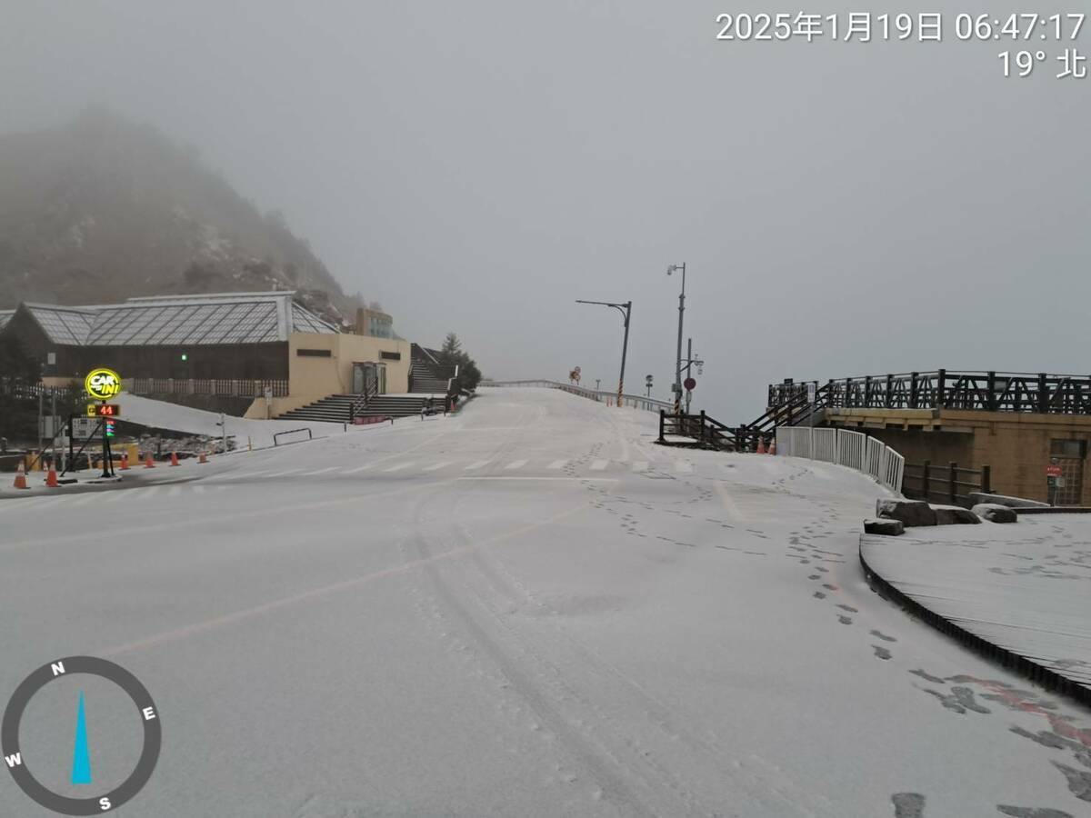 合歡山今晨飄雪，道路如被灑上糖霜般美不勝收。 圖/林保署南投分署松雪樓提供