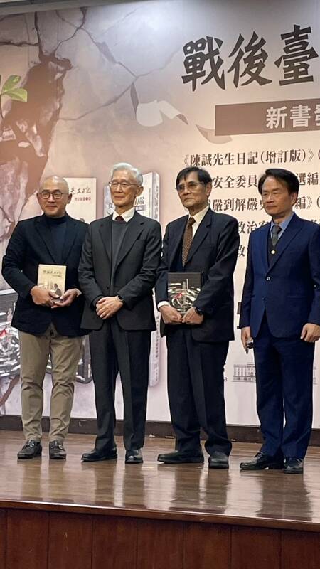 國史館發表「戰後台灣政治史料」發表會，監察院前院長陳履安和台獨聯盟主席陳南天難得同台出現。 圖：國史館提供