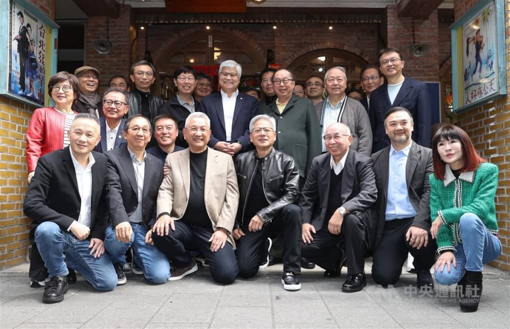 黃仁勳搭機離台結束3天旋風行程 與供應鏈齊聚宣示AI新時代2025/1/19 09:36（1/19 10:01 更新）輝達（NVIDIA）執行長黃仁勳（前排中）18日中午在台北知名台菜餐廳宴請供應鏈高層，包含台積電董事長魏哲家（2排右4）、鴻海董事長劉揚偉（2排右5）、廣達董事長林百里（2排右3）等都到場，眾人在餐廳門口合影。 圖/中央社