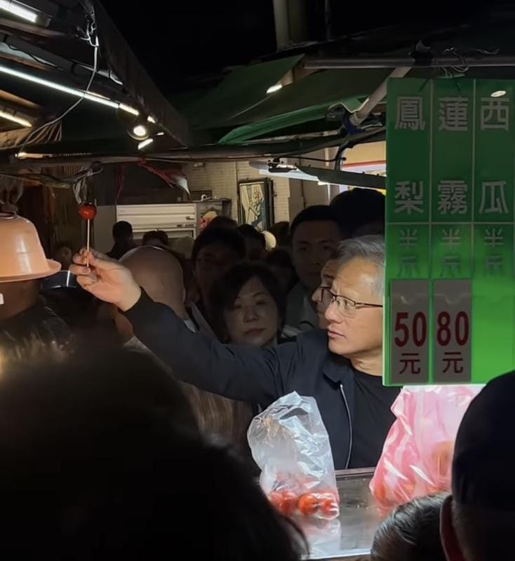 黃仁勳在通化夜市阿婆水果攤前大方將水果分送給現場媒體及小朋友。 圖：截自「ｘ」＠wendycat0306