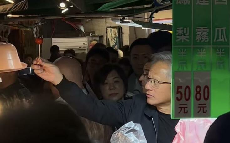 黃仁勳低調現身通化夜市水果攤 行前與張忠謀共進晚餐