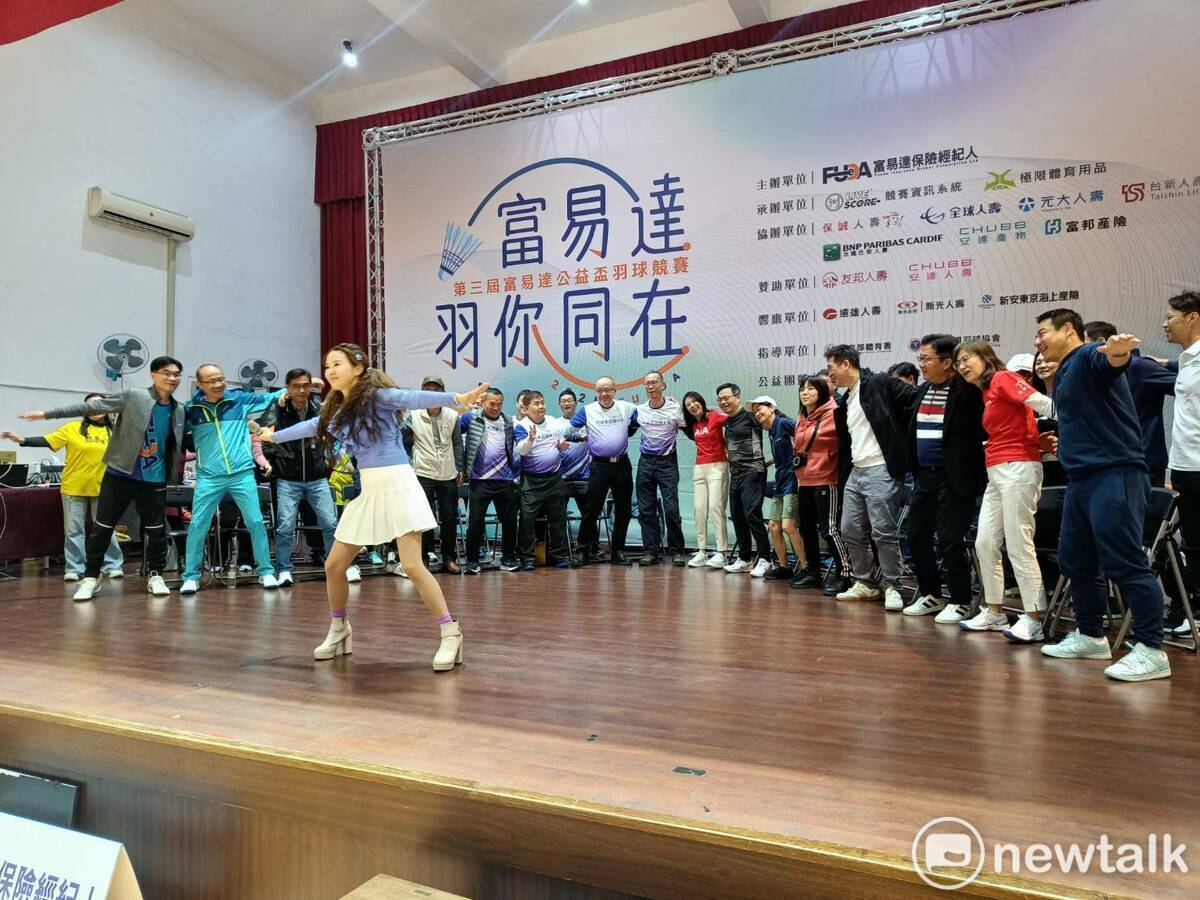 主持人帶領來賓大跳「台灣尚勇」應援曲。 圖：唐復年/攝