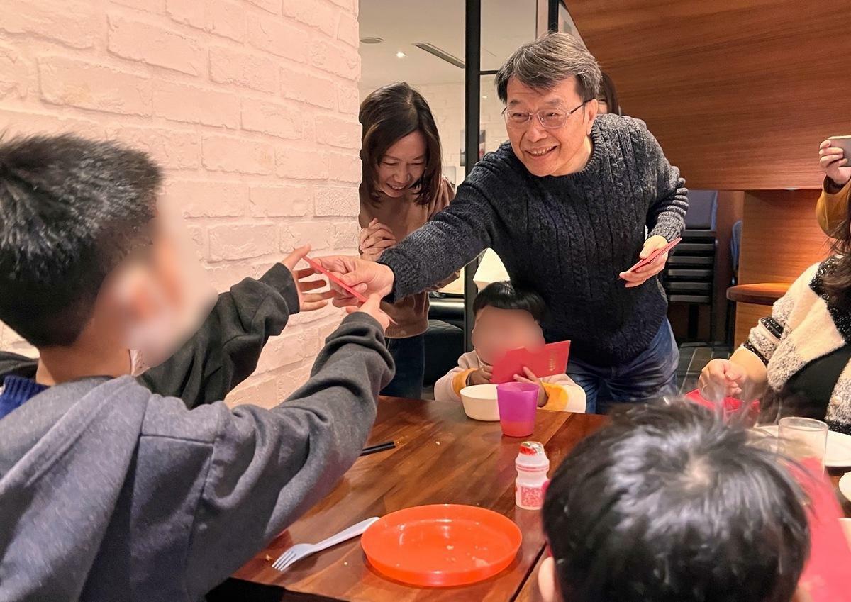 台中市社會局副局長陳仲良現場發放新年紅包，給孩童們最溫暖的祝福。 圖：豐邑機構/提供