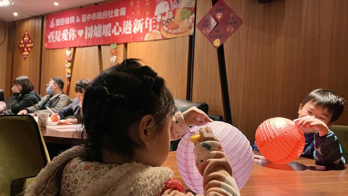 活動現場融入年節元素，為孩童打造互動體驗，含趣味燈籠彩繪、新春書法教學等，讓孩子們沉浸歡樂氛圍。 圖：豐邑機構/提供