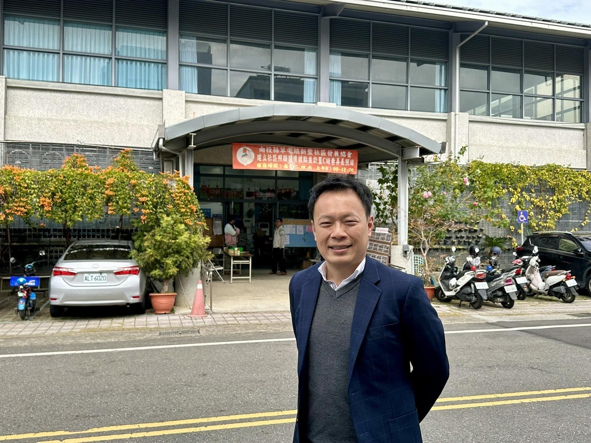 陳彥斌指出，草屯鎮長補選，民進黨候選人蔡銘軒是因黨內無人應戰，在前南投縣議長吳棋祥、立委羅美玲夫婦的鼓勵下，才在立委敗選後，又披戰袍出征。 翻攝自 蔡銘軒 臉書