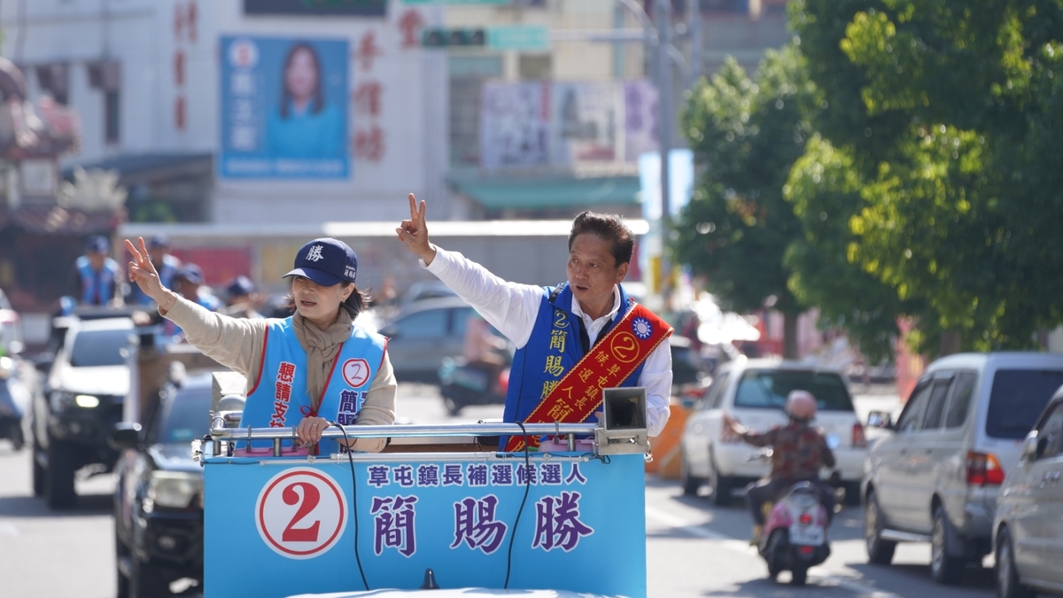 草屯鎮長補選，國民黨候選人簡賜勝（右）以 2 萬 6505 票勝選擊敗蔡銘軒。 翻攝自 有魄力 肯服務·簡賜勝 臉書