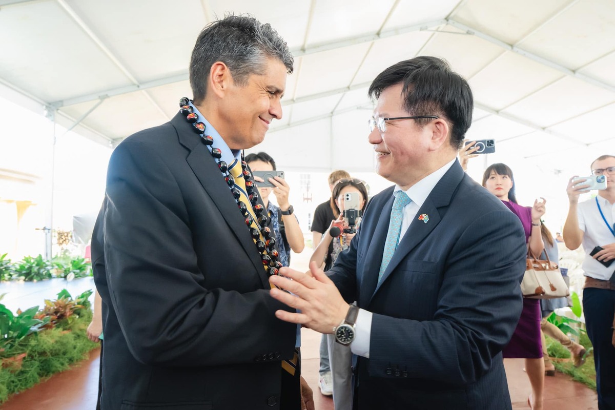 外交部長林佳龍（右）以總統特使身分率團出訪帛琉，出席總統惠恕仁（左）的就職典禮。 翻攝自 林佳龍 臉書
