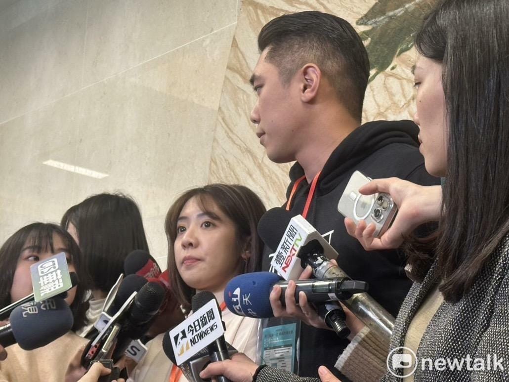民眾黨台北市議員黃瀞瑩（左）、新北市議員陳世軒（右）當選中央委員。 圖：周煊惠 / 攝