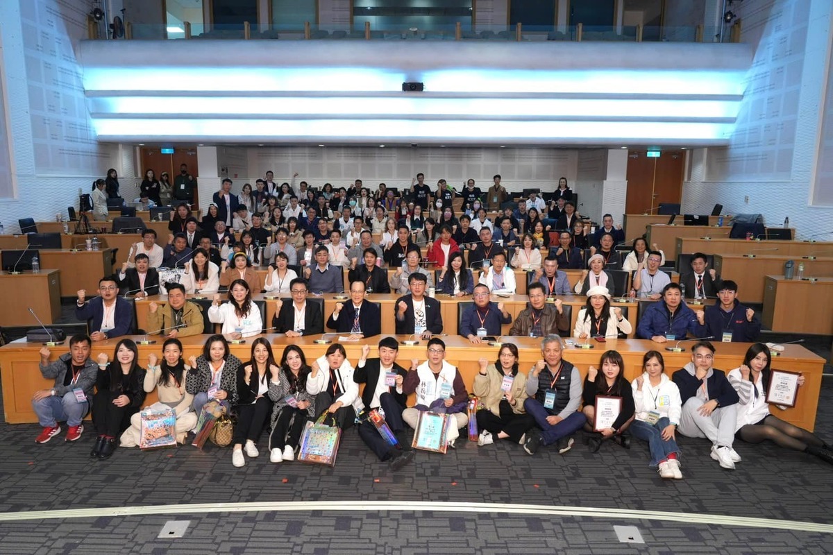 台灣民眾黨今天舉行第3屆第1次黨員代表大會，並進行中央委員、中央評議委員選舉。 圖:翻攝自林憶君臉書