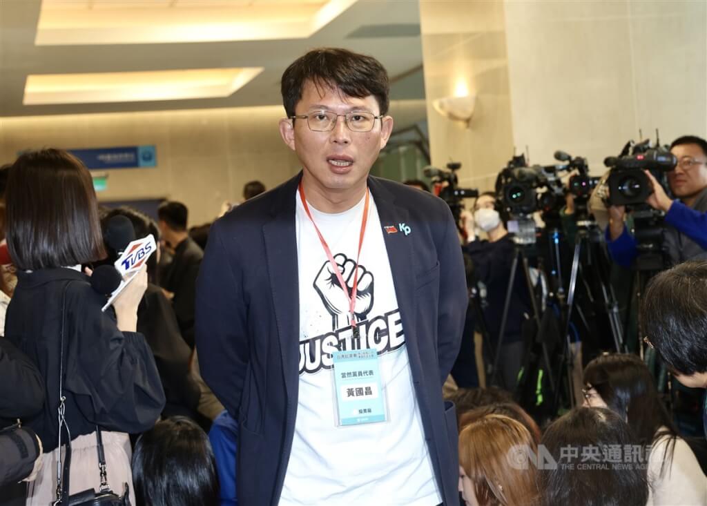 民眾黨19日在台北舉行第3屆第1次黨代表大會，代理黨主席黃國昌（前）受訪表示，相信全體黨員、黨公職只有一項最重要的任務，就是秉持前主席柯文哲創黨理念跟精神，把民眾黨在公共政策、重要公職上的戰力與影響力發揮到最大，才能不辜負支持者期待。 圖:中央社