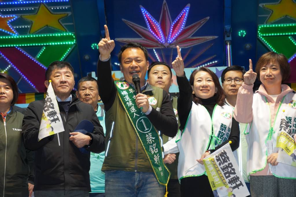 蔡銘軒（左2）隸屬立委羅美玲（左3）系統，選前邀請前衛福部長陳時中（左1）等人站台，仍未能突圍。 圖：翻攝自羅美玲臉書