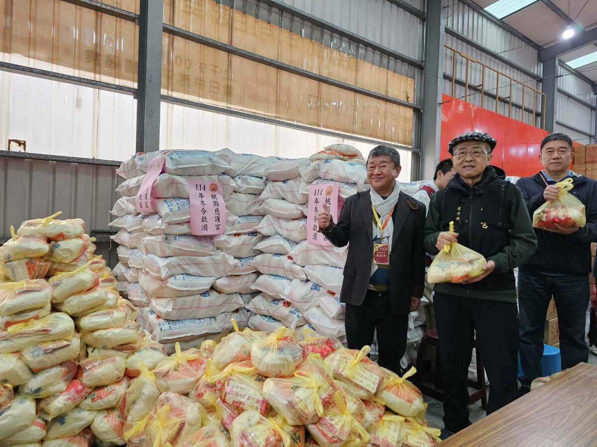 慈護宮每年舉辦有寒冬送暖的冬令救濟活動，延續迄今已達20多年。 圖：林昀真/攝