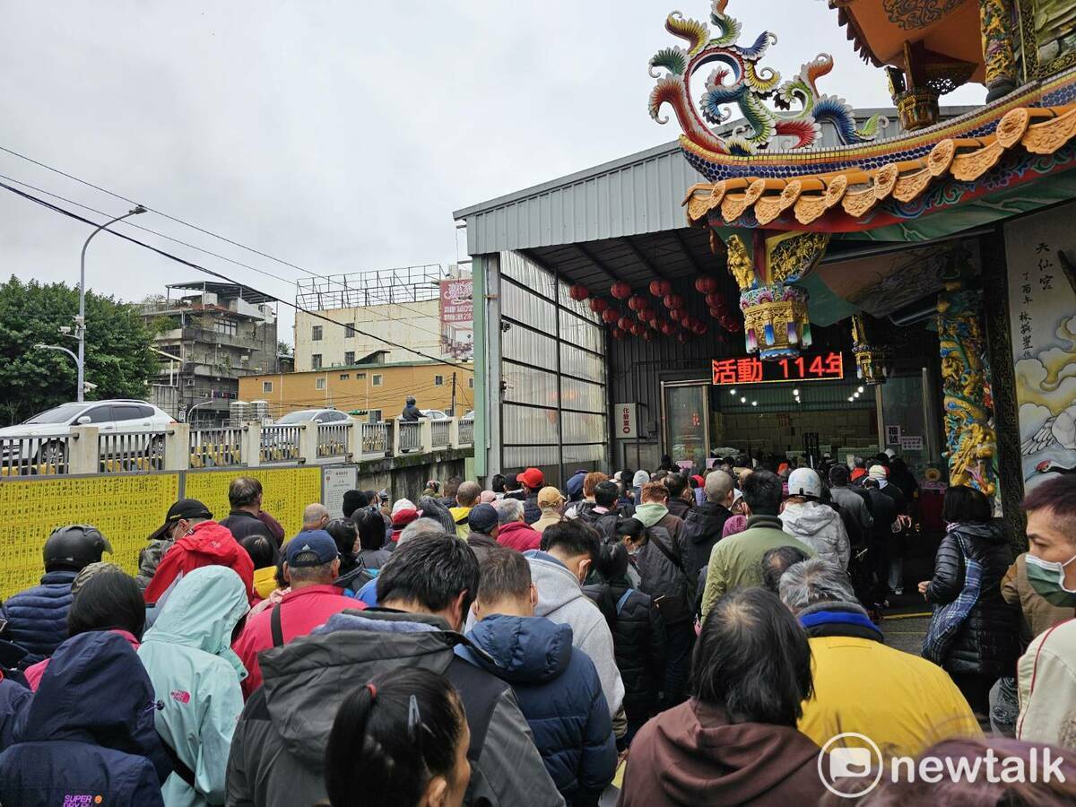 慈護宮一連三天發放冬令救濟物資，符合發放資格的民眾一早就到慈護宮現場排隊等待領取勿資。 圖：林昀真/攝