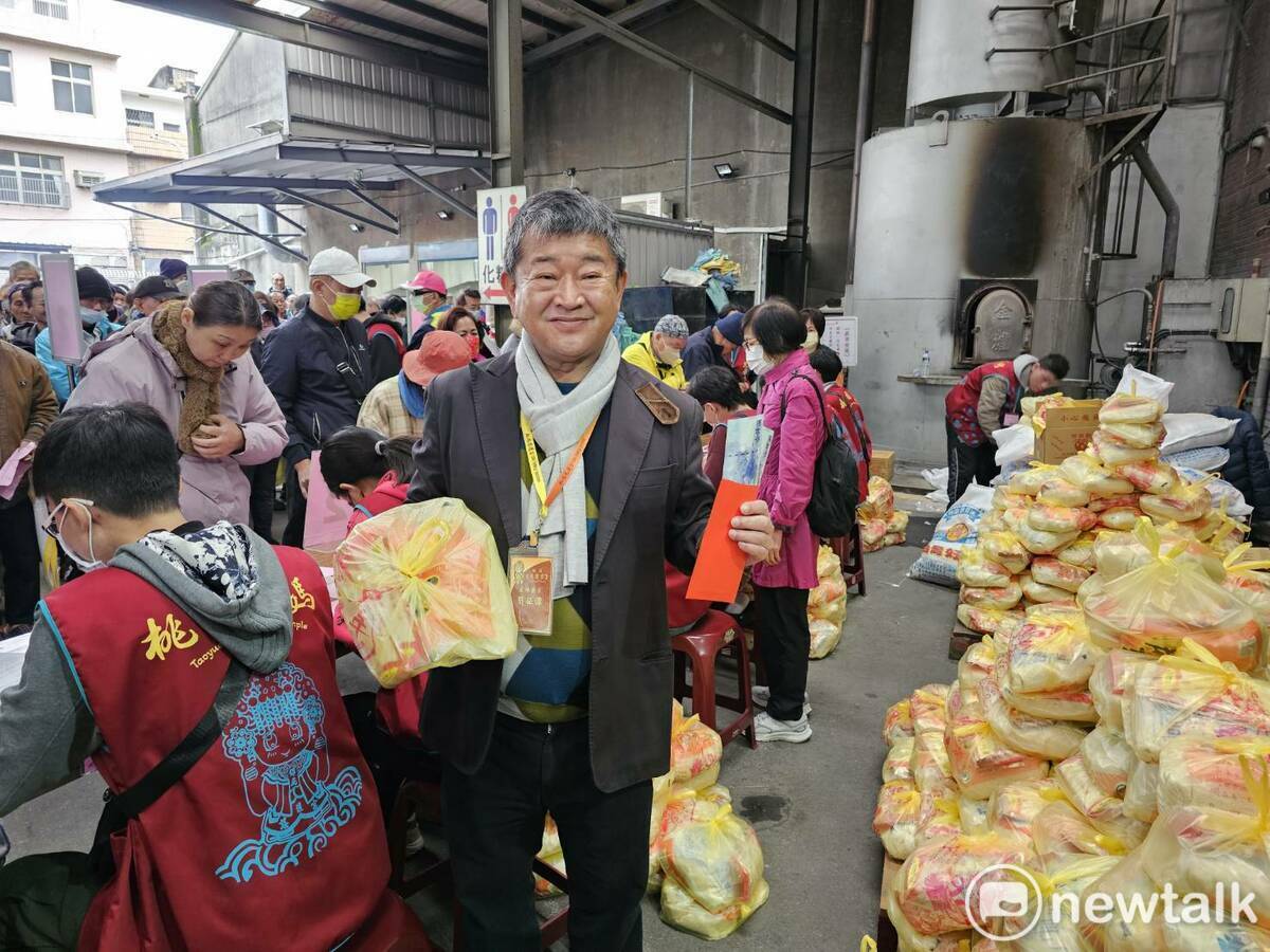 慈護宮主委簡征潭表示，今年針對市府列冊低收入戶發放現金、白米及平安麵，總經費超過千萬元。