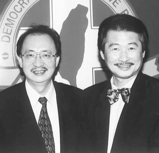 1993年底，施明德當選民進黨主席，與柯建銘合影。 圖:翻攝自柯建銘臉書