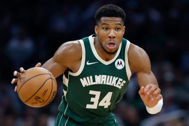 ▲公鹿今天主場迎戰傷兵滿營的76人，「字母哥」Giannis Antetokounmpo砍下34分15籃板6助攻，加上Damian Lillard挹注25分，生涯破22000分里程碑，聯手率隊以123：109收下4連勝。（圖／美聯社／達志影像）