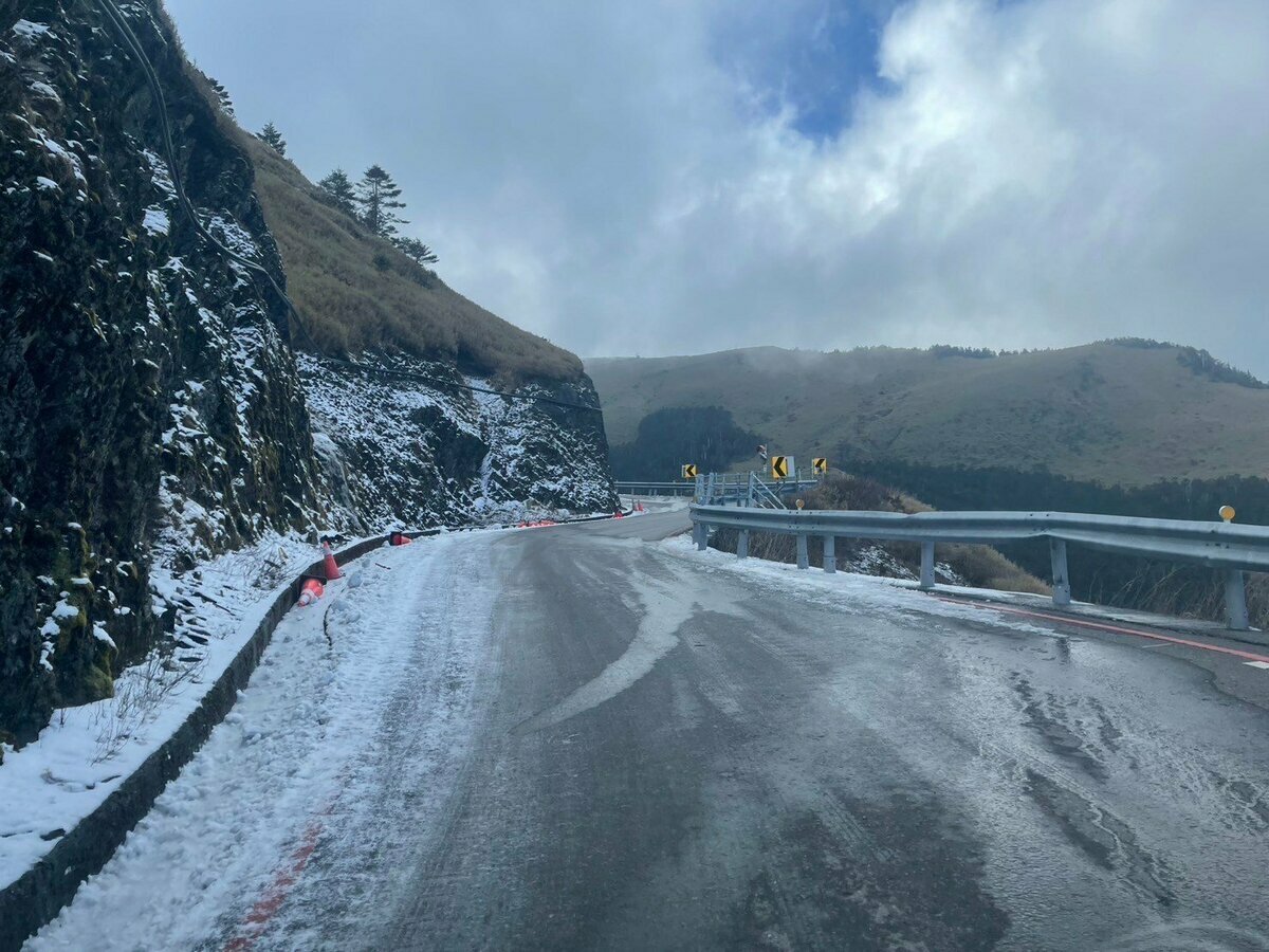 因應低溫，林老師氣象站透露追雪指南，包括今日及1月26日、27日，都有機會追雪，包括合歡山、雪山、南湖圈谷及玉山等都是追雪選擇。(下雪示意圖) 圖：公路局／提供