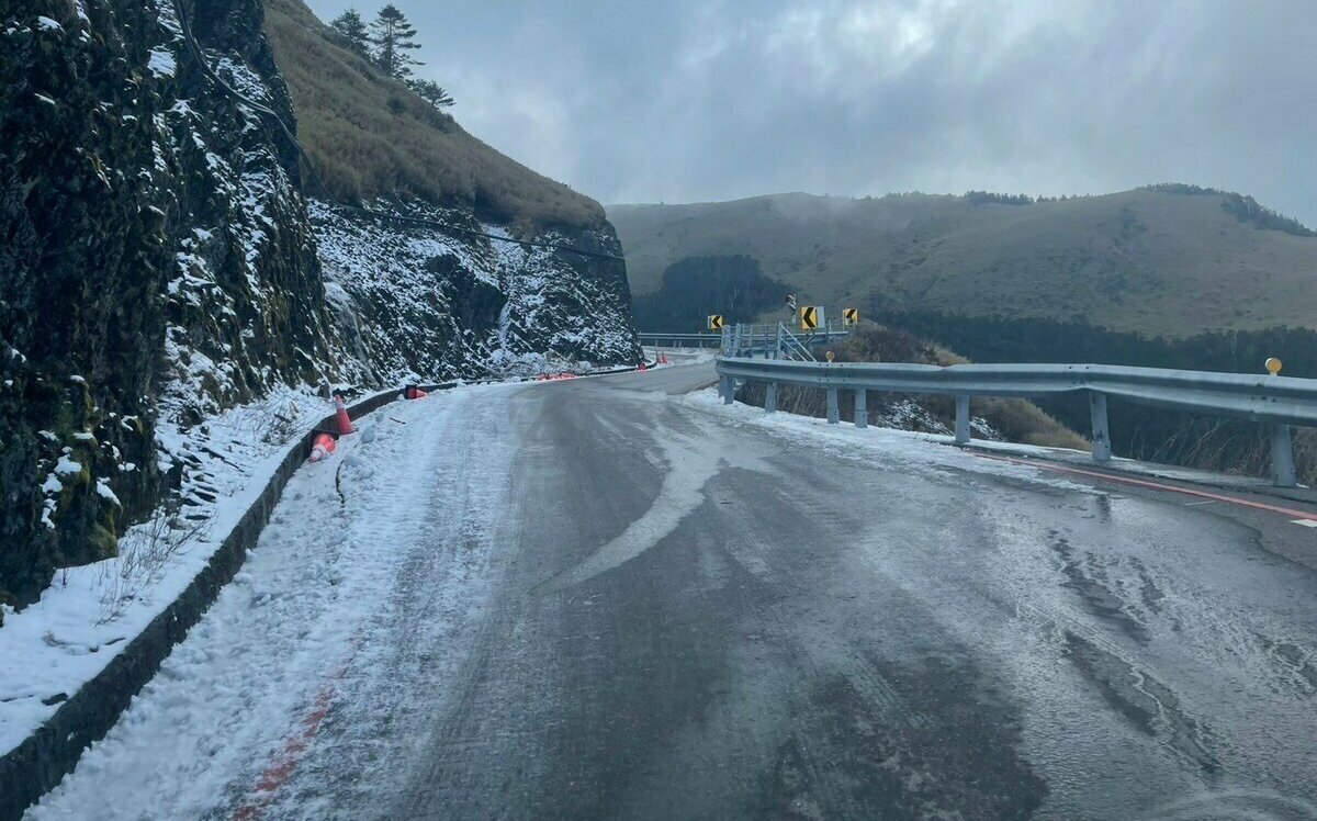 強烈大陸冷氣團發威！合歡山高海拔地區急凍 台14甲線夜間封閉