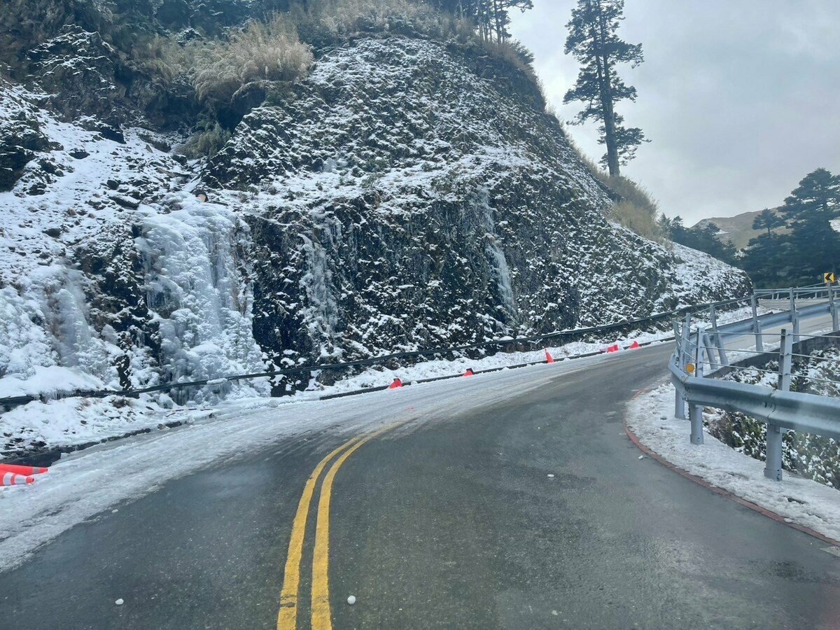 台14甲線合歡山路段受寒流影響，合歡山高海拔路段接可能出現路面結冰情形。 圖：公路局／提供
