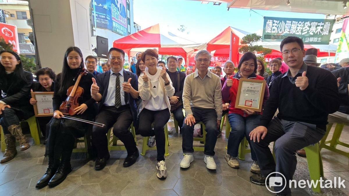 蔡旺詮連續第 20 年舉辦寒冬送暖公益活動，立委陳亭妃和東區區長黃炳元都出席頒發感謝狀，多位里長均到場支持，同時邀請音樂新秀林晴薇小提琴家以台灣元素打造的在地小提琴開箱演奏，用美麗的琴音，在寒冬中送給大家暖心的愛和快樂的新年祝福。 圖：黃博郎／攝